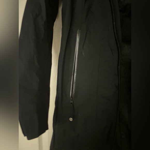lululemon black rain jacket size 2 - Picture 5 of 9